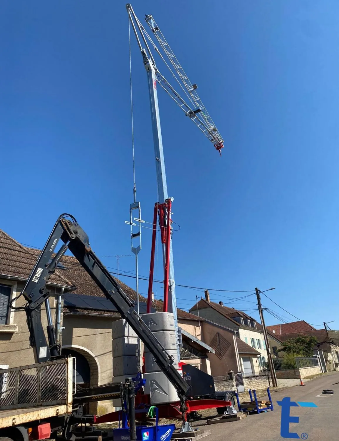 Levage avec la grue 724 RBI Eurogrue, charge 700kg en bout