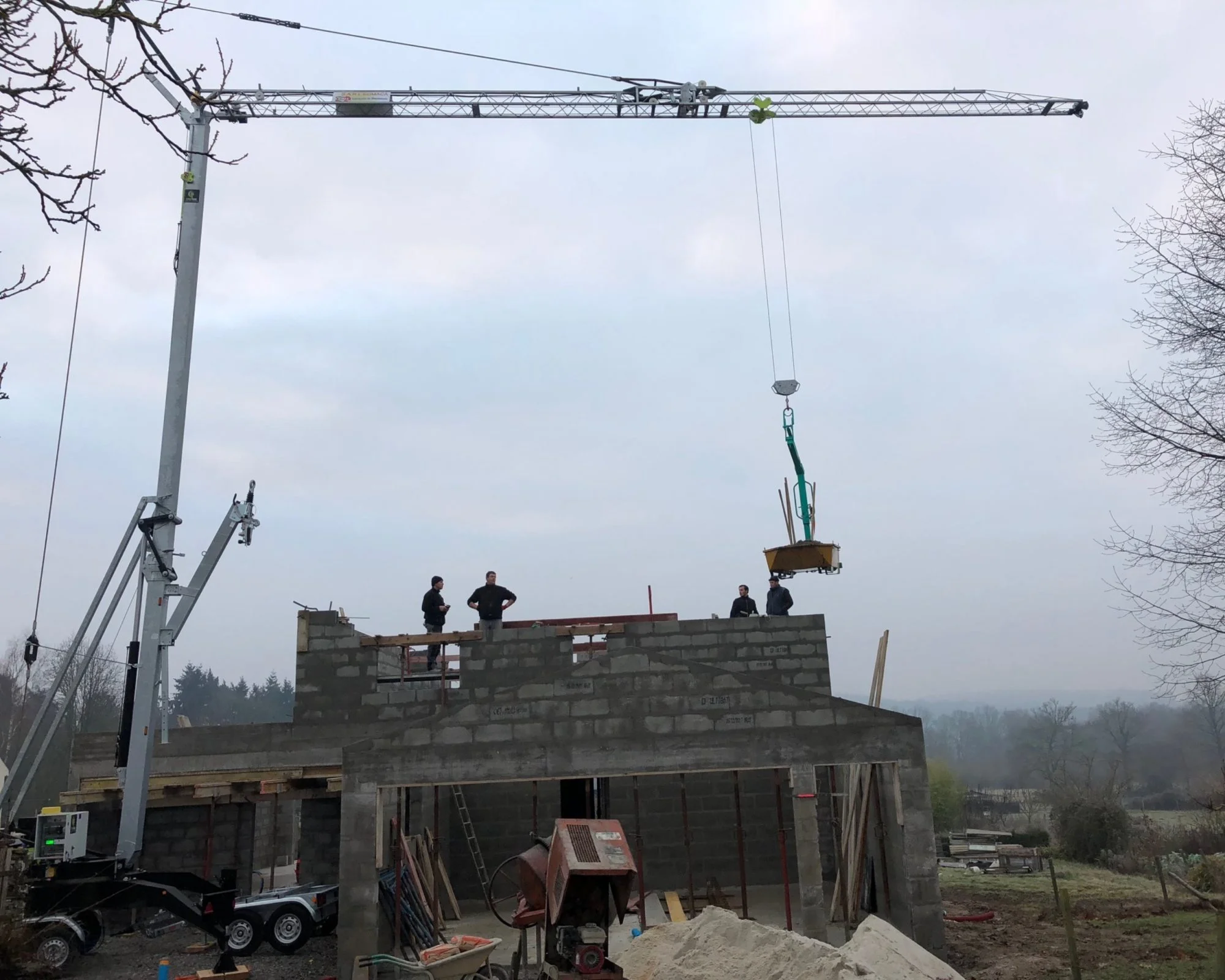 Maçon : et si vous utilisiez une grue de construction sur vos chantiers ?