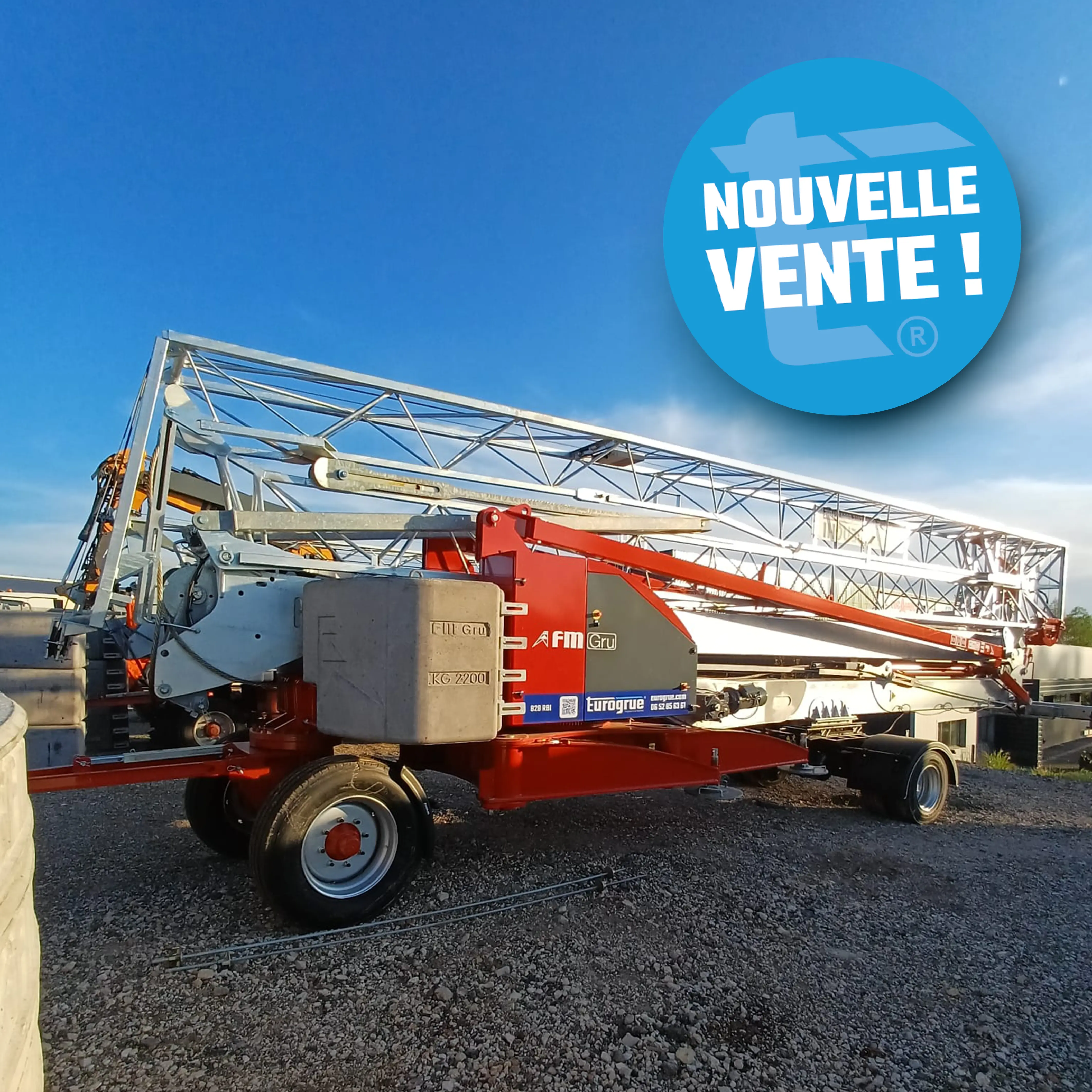 Photo de grue 828 RBI FMGRU prête à la livraison chez Eurogrue, en position transport avec ses lests et flèche repliée — Eurogrue Ornans Franche-Comté