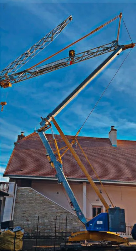 Grue Potain Igo 11 d'occasion déployée en hauteur