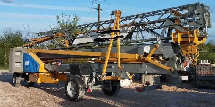 Grue Potain Igo 11 d'occasion en configuration transport sur essieu